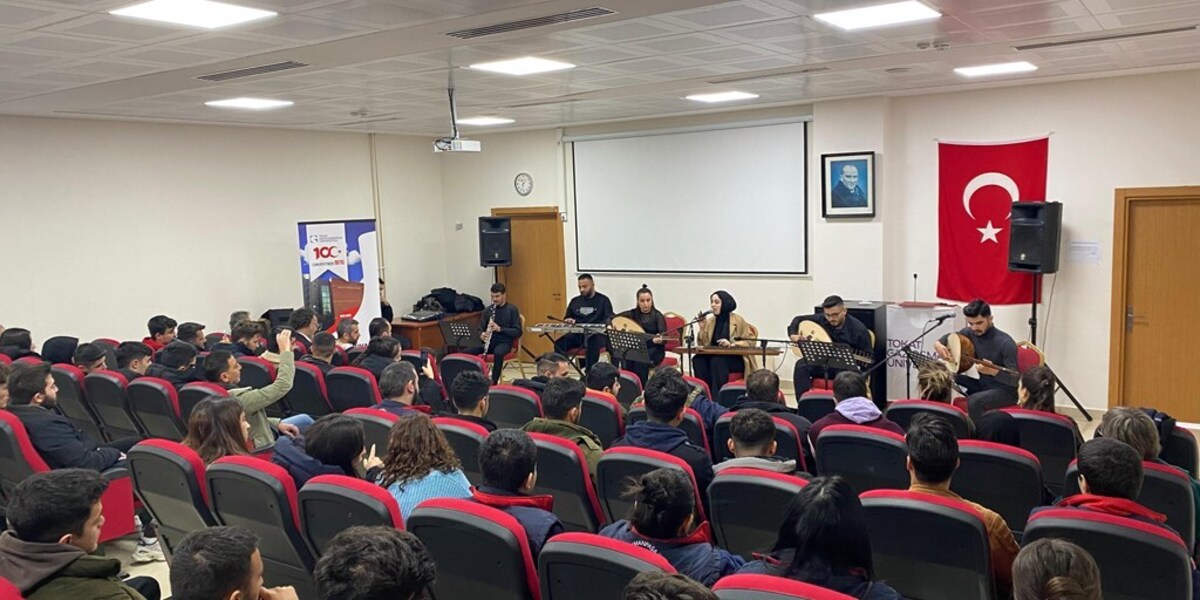 Niksar Meslek Yüksekokulunda Devlet Konservatuvarı öğrencileri tarafından Türk Sanat Müziği Dinletisi icrâ edildi.