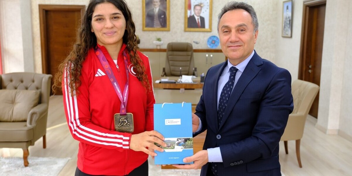 Milli Sporcumuzdan Rektörümüze  Ziyaret