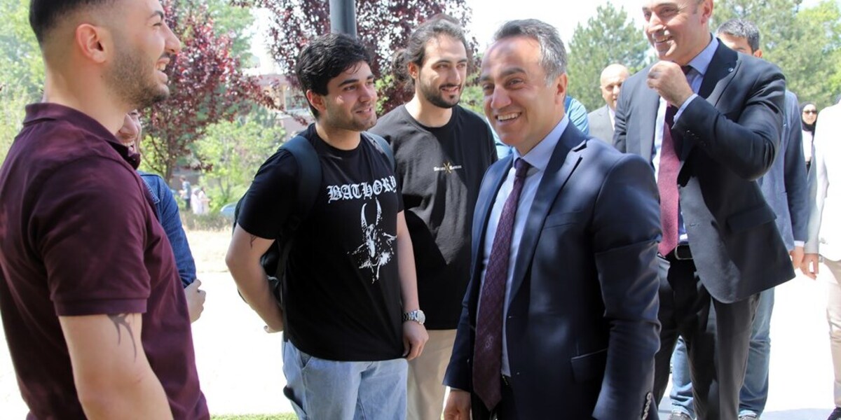 Rektörümüz Kantin Sohbetleri Kapsamında Eğitim Fakültesinde Öğrencilerle Bir Araya Geldi