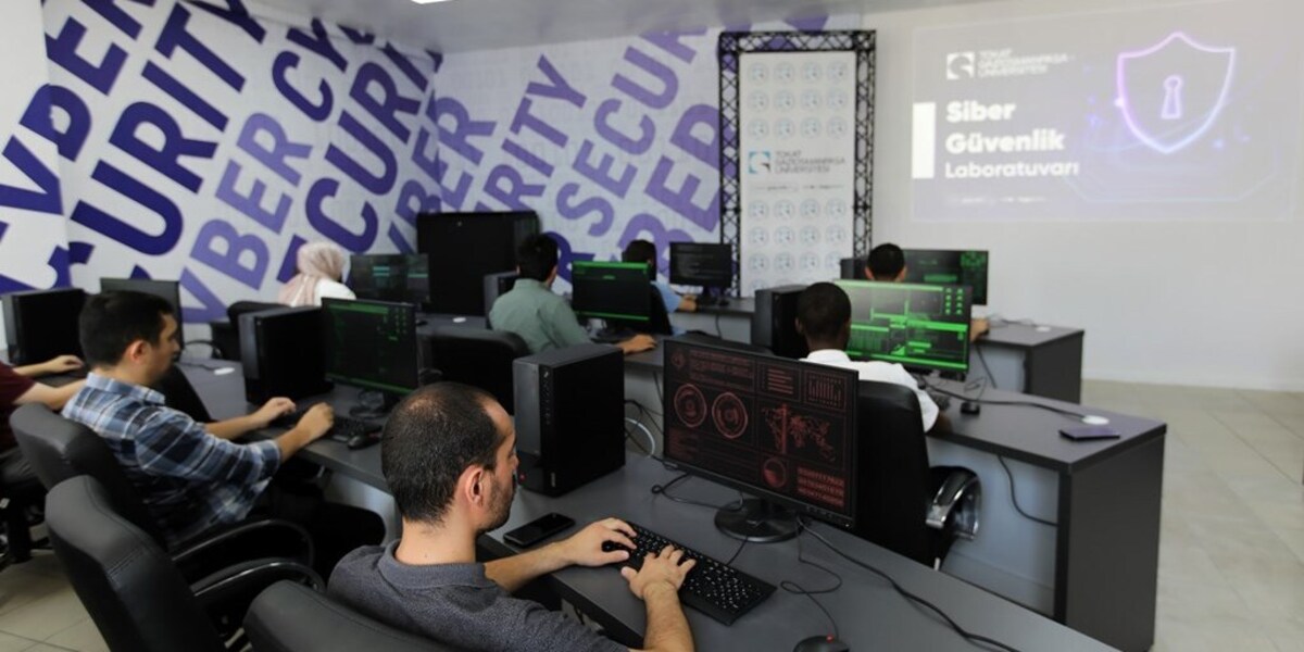 Üniversitemiz Siber Güvenlik ve Ağ Yönetimi Laboratuvarı Eğitime Açıldı