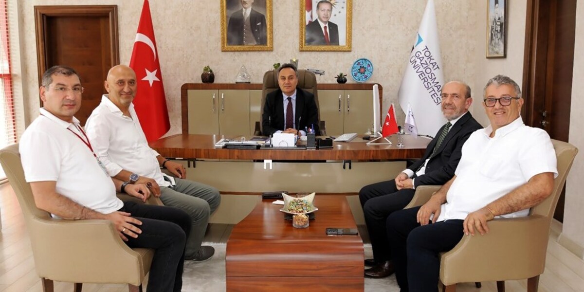 Rektörümüz Prof. Dr. Fatih YILMAZ’a Tokat’ın En’lerinden Yılın En İyi Yöneticisi Ödülü