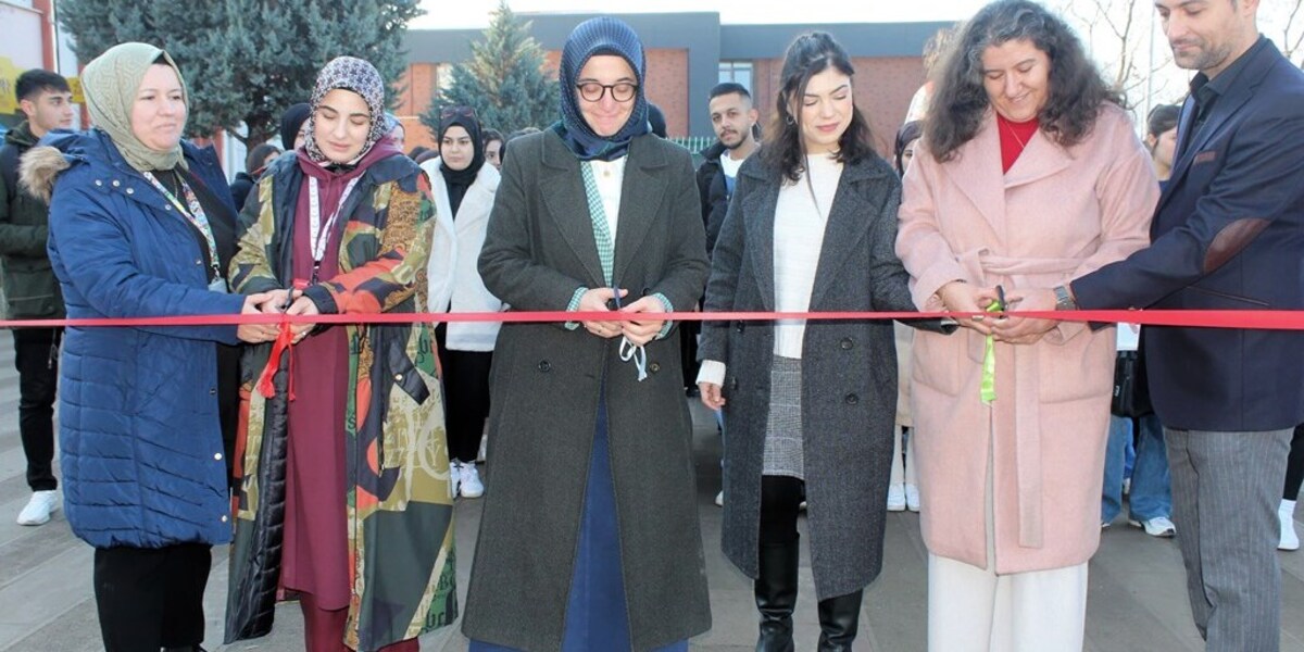 Üniversitemizde Çocuk Hakları Konulu Sergi ve Broşür Dağıtımı Gerçekleştirildi