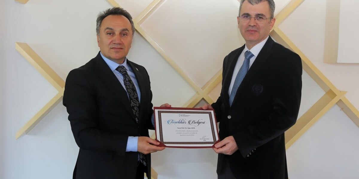 Rektörümüzden KAP Sürecine Katkı Sunan Personelimize Teşekkür Belgesi Takdimi