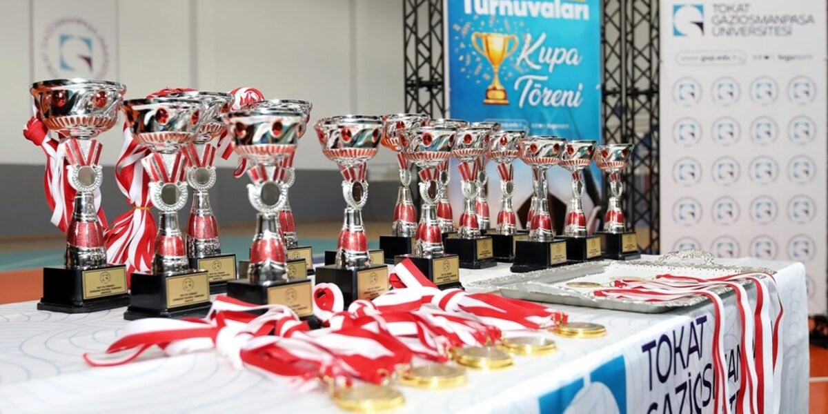 Üniversite Takımlarımız Kıyasıya Mücadele Etti: Başarılı Olan Takımlar Kupalarını Havaya Kaldırdı