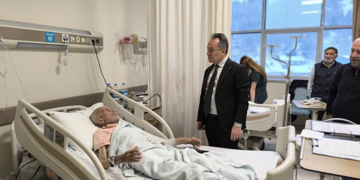 Rektörümüzden Üniversite Hastanemizde Tedavi Gören Hastalara Anlamlı Ziyaret