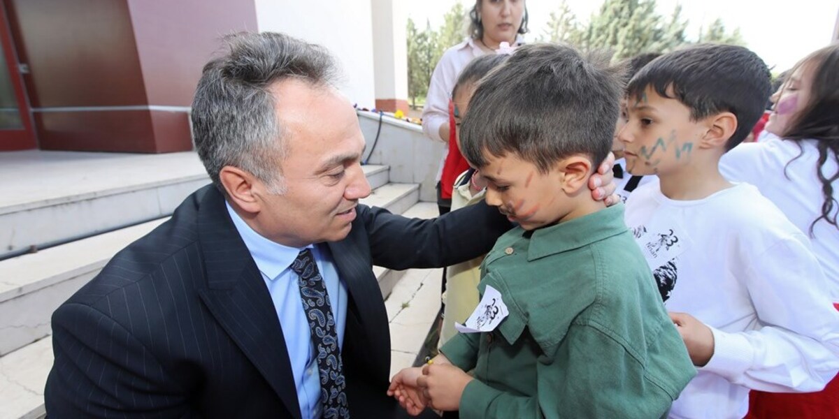 Taşlıçiftlik İlkokulu Öğrencilerinden Rektörümüze 23 Nisan Ziyareti