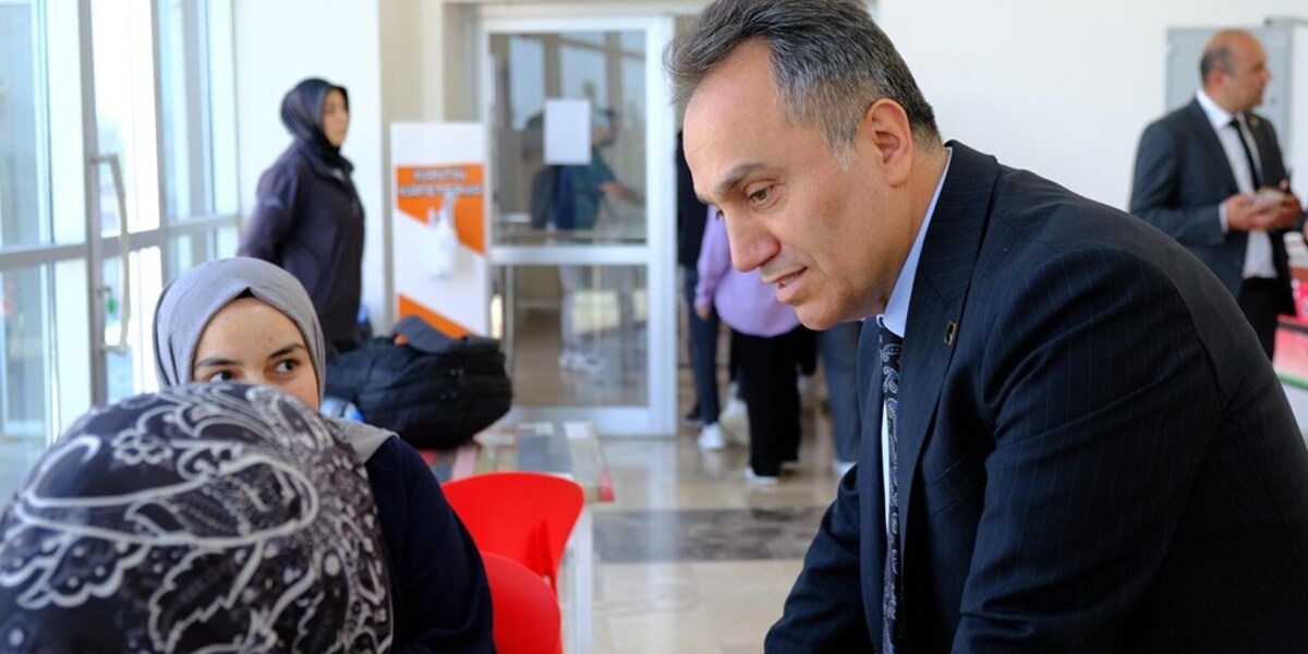 Rektörümüz, Kantin Sohbetleri Kapsamında Öğrencilerle Buluştu