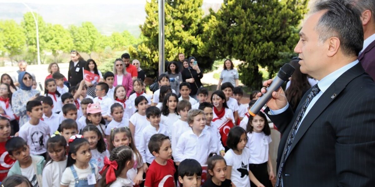 Üniversitemizde 23 Nisan Coşkusu: Bilim, Sanat, Eğitim ve Sosyal Sorumluluk El Ele