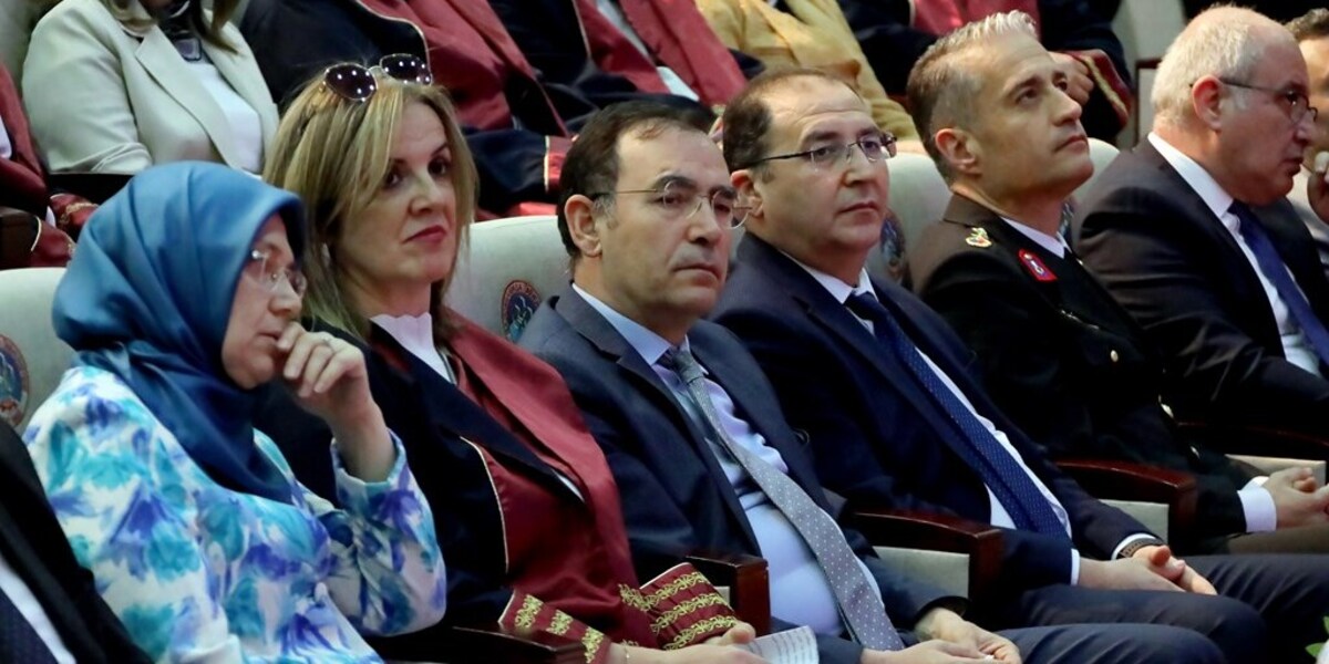 Beyaz Önlükle Başlayan Yolculuk: Eczacılık Fakültesi Öğrencileri Beyaz Önlüklerini Giydi