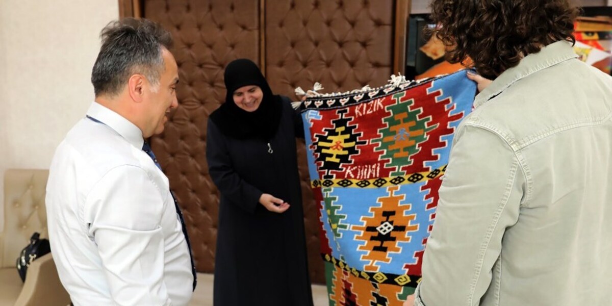 500 Yıllık Kültür Üniversitemizde Yaşatılıyor: Rektörümüze Kızık Kilimi Hediye Edildi