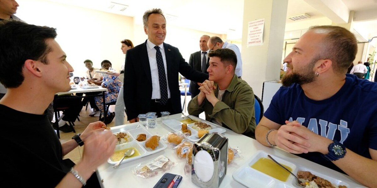 Rektörümüz Mezuniyet Haftası Öğle Yemeğinde Öğrencilerle Bir Araya Geldi