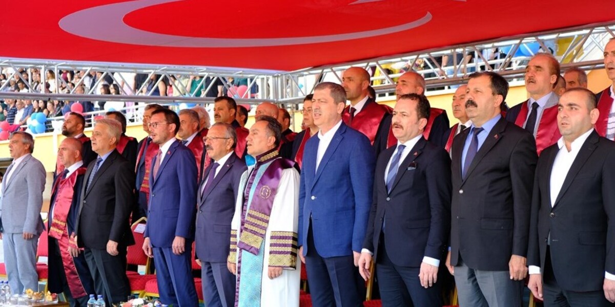 Üniversitemiz, 2024-2025 Mezunlarını Gururla Güvenle Geleceğe Uğurladı