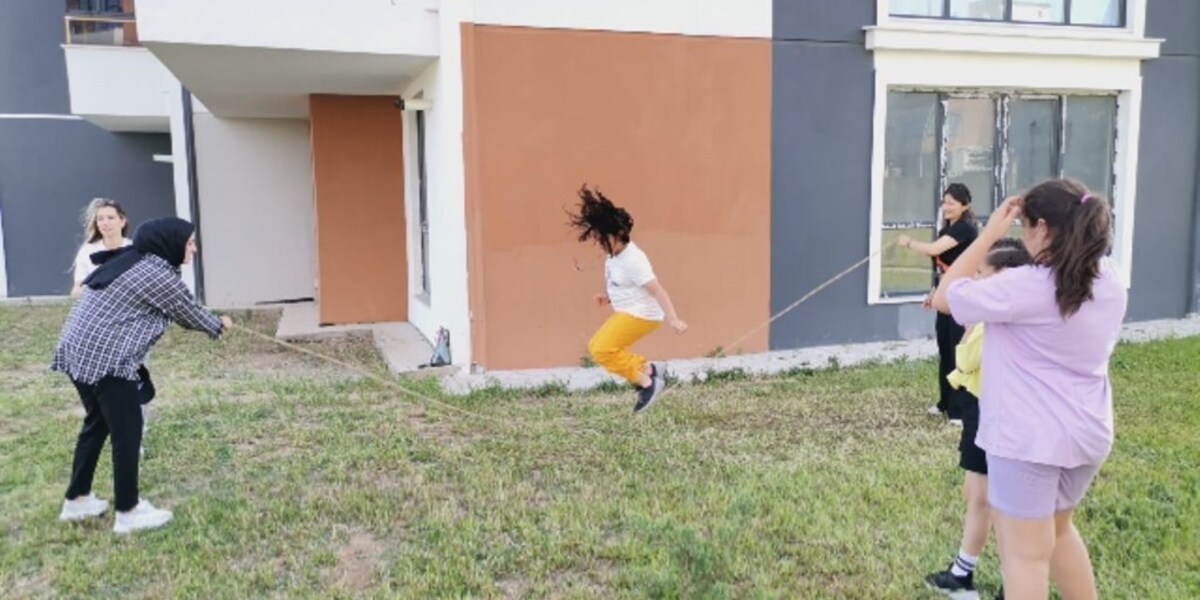 “Aile Huzuru İçin Dijital Bağımlılığa Ara: Sanal Oyunlardan Sokak Oyunlarına” Projesi Üçüncü Haftada da Etkinliklerini Sürdürdü