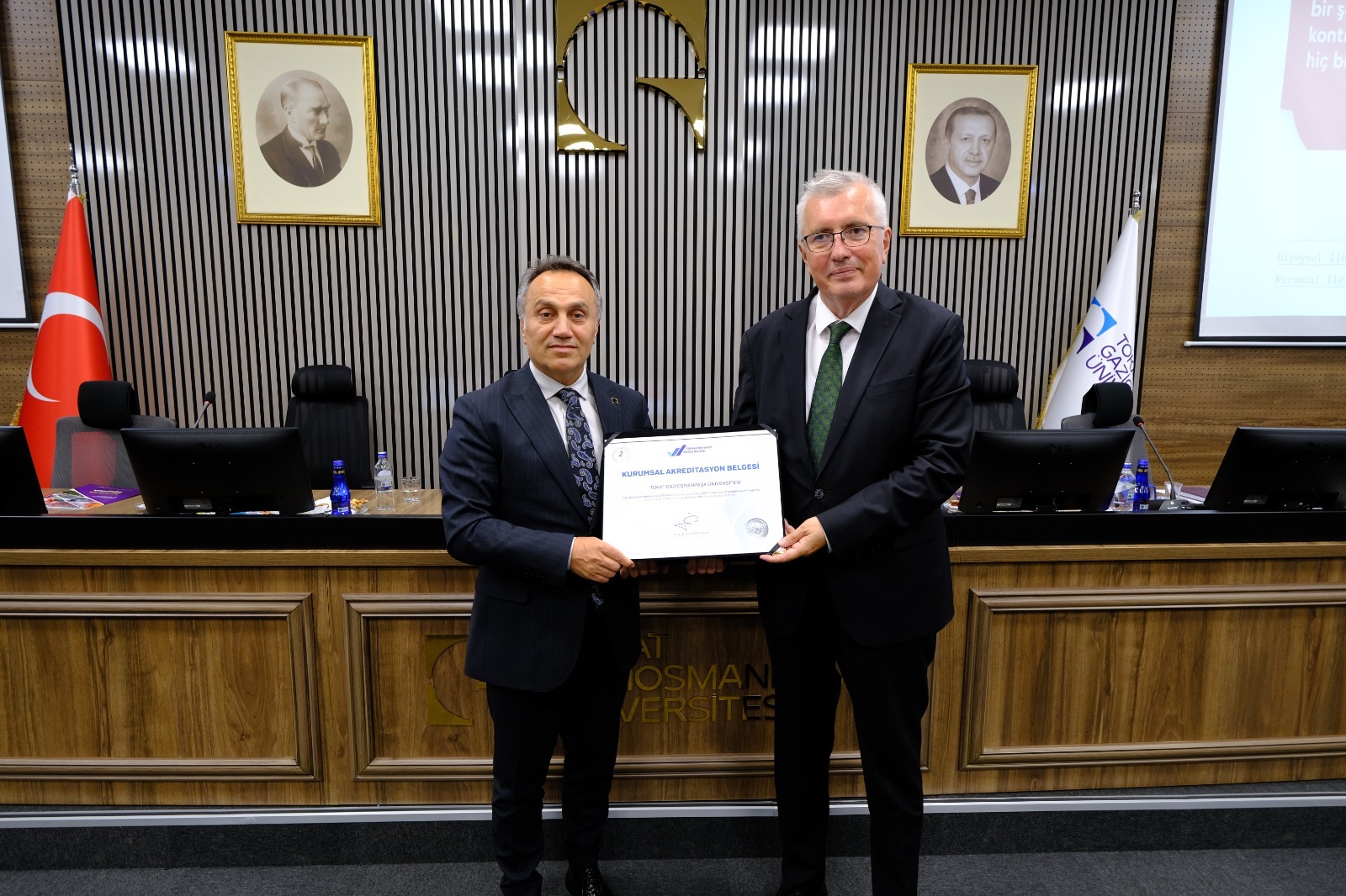 Kurumsal Akreditasyon Belgesi, YÖKAK Başkanı Prof. Dr. Ümit Kocabıçak Tarafından Üniversitemize Takdim Edildi