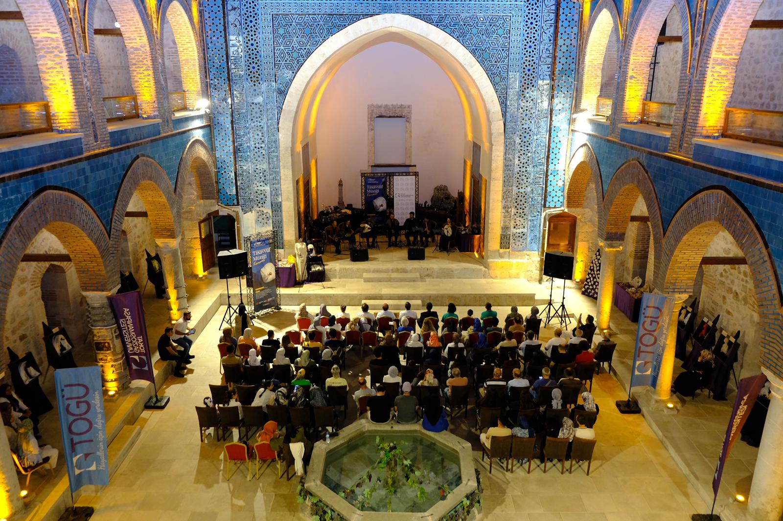Gökmedrese’de Manevi Ezgiler Yankılandı: Tasavvuf Müziği Konseri Dinleyicilere Unutulmaz Bir Gece Yaşattı