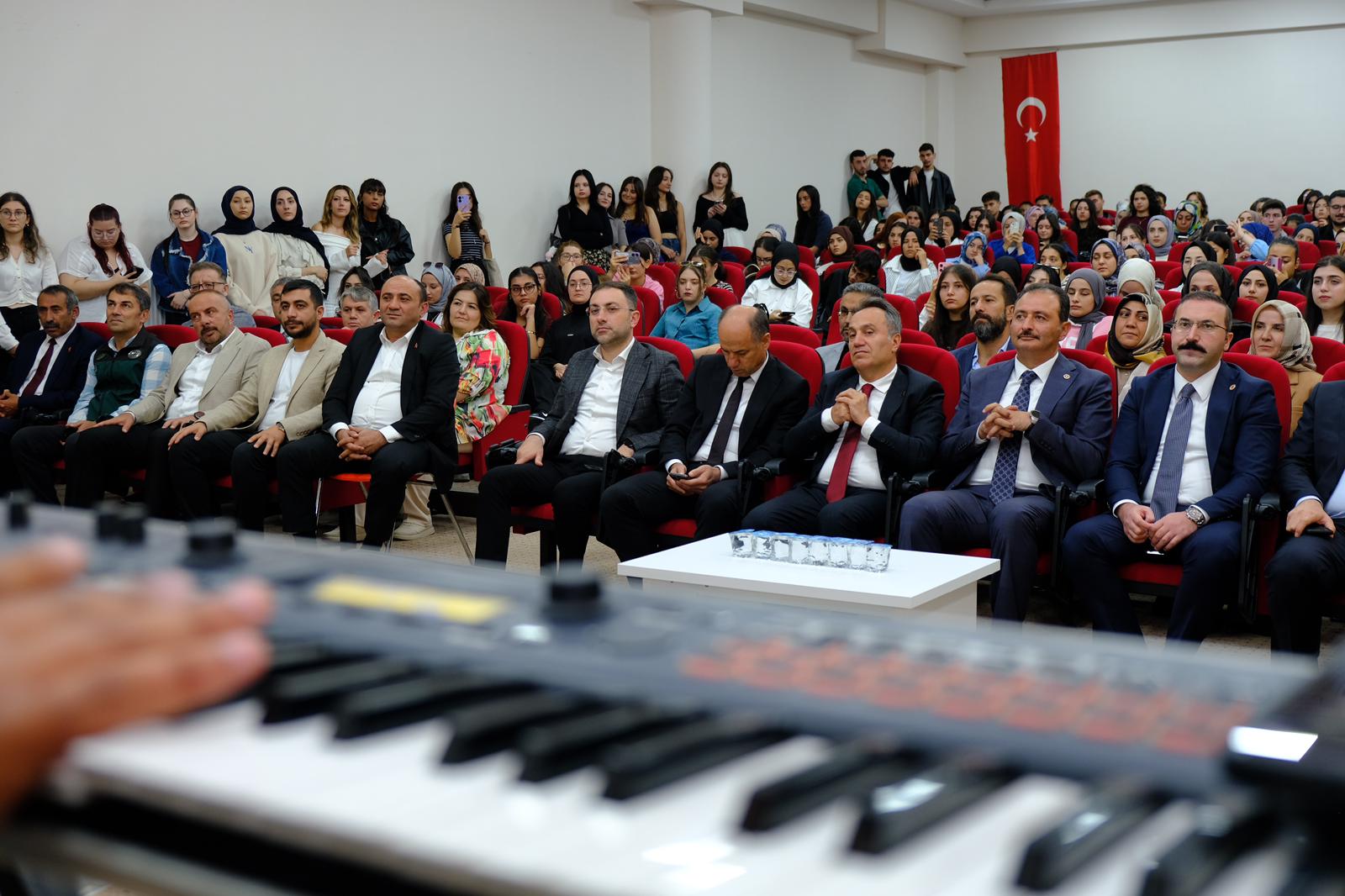 Reşadiye MYO’da Hoş Geldiniz Etkinliği: Milletvekilimiz ve Rektörümüz Öğrencilerle Buluştu