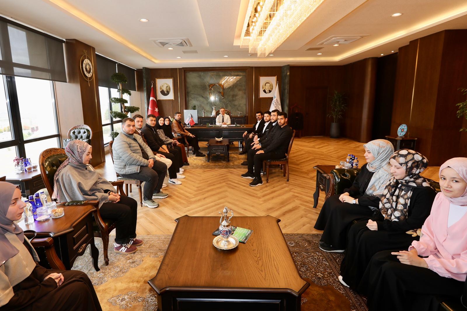 Yeniler Kulübü Üyelerinden Rektörümüze Ziyaret