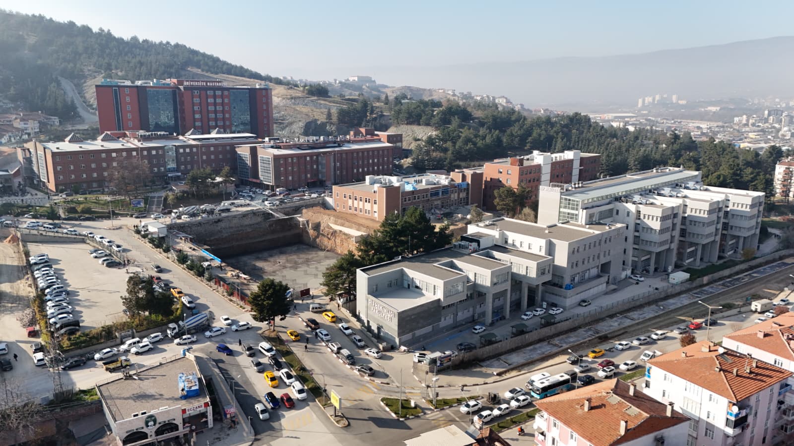 Şehrimizin ve Üniversitemizin Önemli Bir İhtiyacı Çözüme Kavuşuyor: Katlı Otoparkın Temeli Atıldı