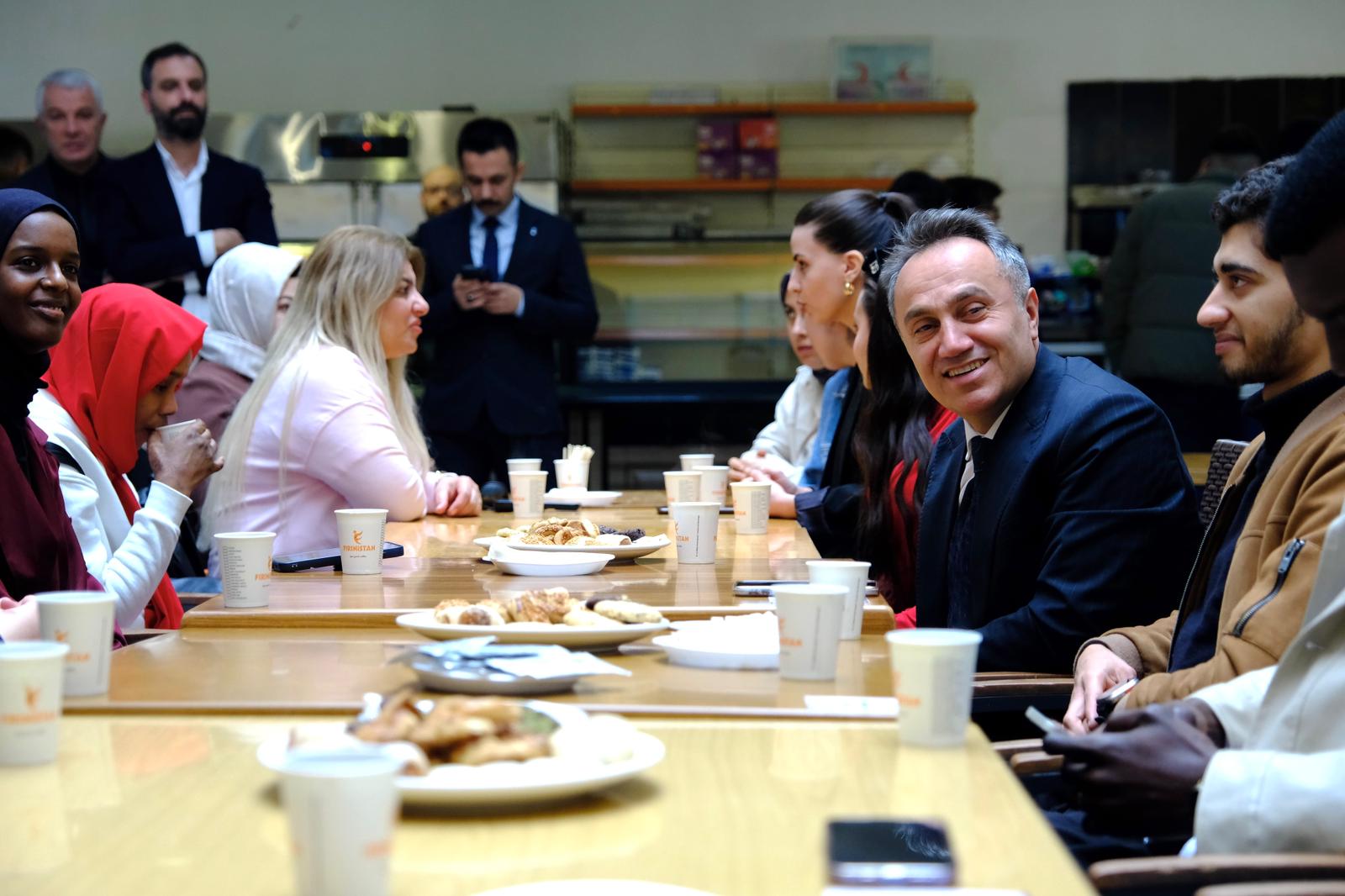 Rektörümüz Prof. Dr. Fatih Yılmaz Öğrencilerle Kantinde Buluştu