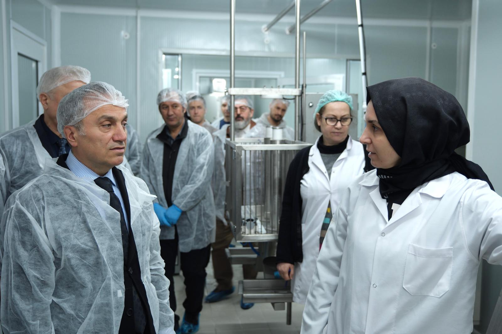 Modern Süt İşleme Tesisi Hizmete Hazırlanıyor: Rektörümüz Süt İşleme Tesisinde İncelemelerde Bulundu