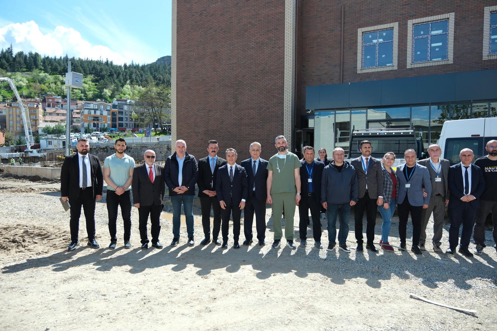 Rektörümüz Prof. Dr. Fatih Yılmaz, Yeni Acil Binası İnşaatında İncelemelerde Bulundu