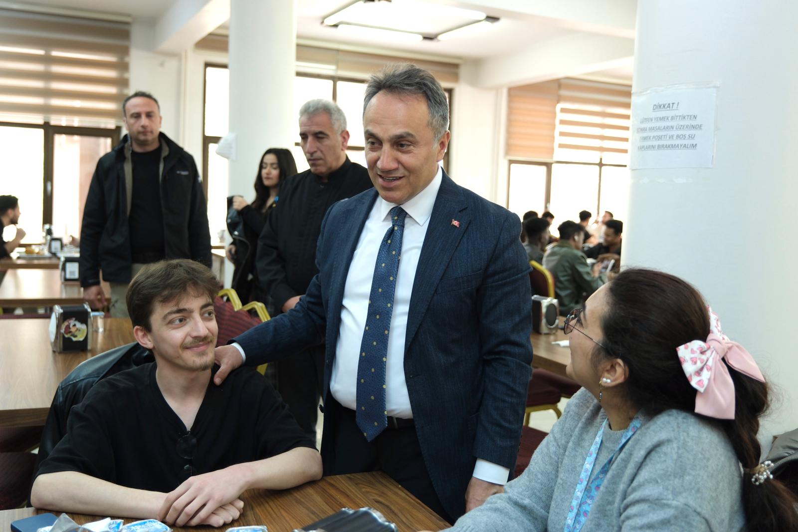 Rektörümüz Öğrencilerle Yemekhanede Buluştu