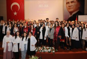 Fizyoterapi ve Rehabilitasyon Öğrencileri Beyaz Önlüklerini Giydi