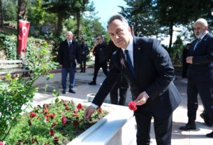 Rektörümüzden Polis Haftası’nda Şehitlik Ziyareti