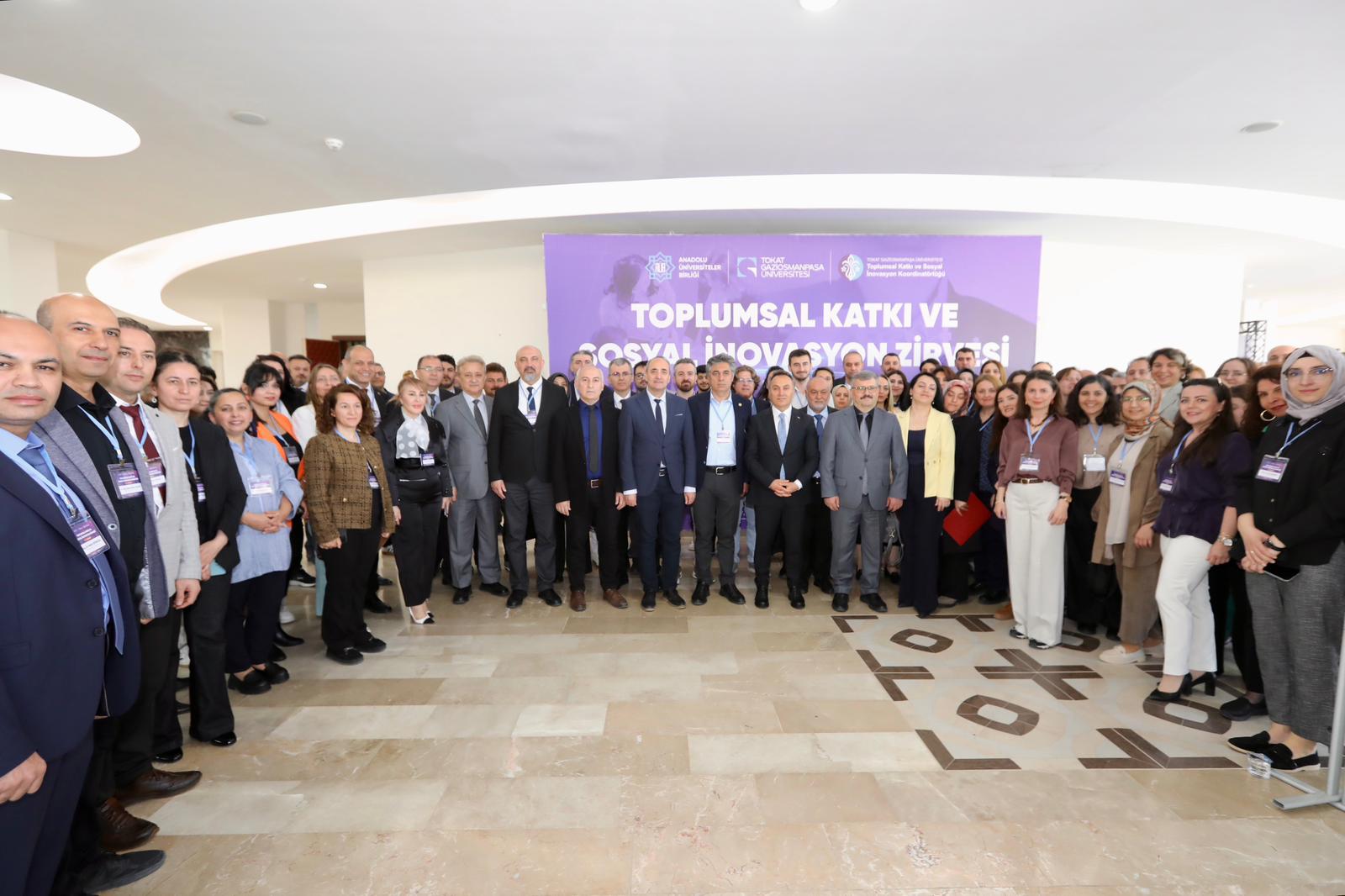 Toplumsal Katkı ve Sosyal İnovasyon Zirvesi Yoğun Katılımla Gerçekleştirildi