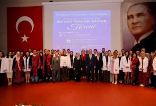 Eczacılık Fakültesi Öğrencileri Beyaz Önlüklerini Giydi