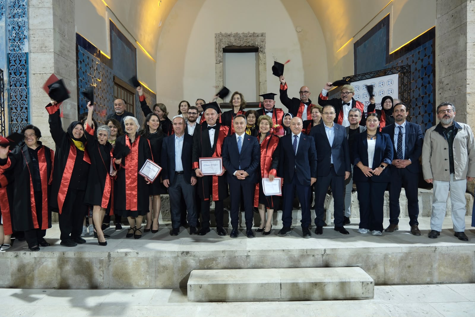 TOGÜ Tazelenme Üniversitesi’nde İlk Mezuniyet Coşkusu: 60 Yaş Üstü Öğrenciler Kep Attı