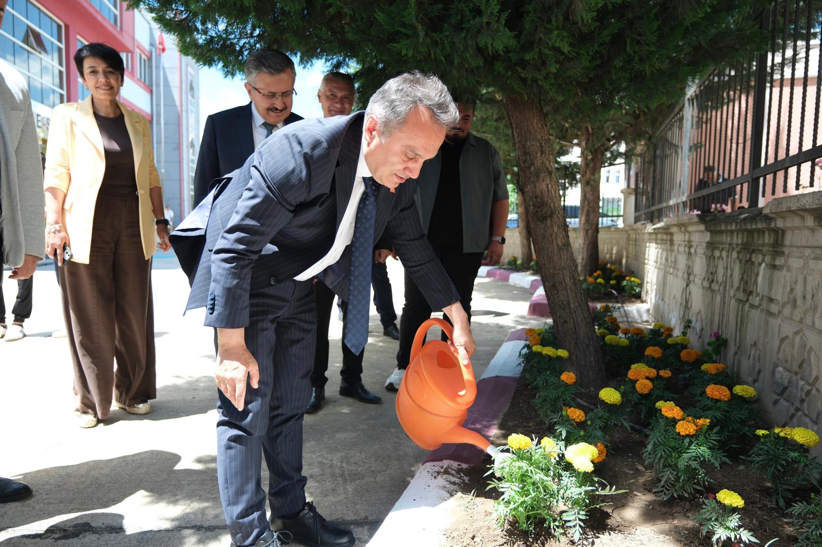 Üniversitemizden BİLSEM’e Estetik ve Yeşil Dokunuş: Rektörümüz Prof. Dr. Fatih Yılmaz BİLSEM’de Tamamlanan Peyzaj Çalışmalarını Yerinde İnceledi