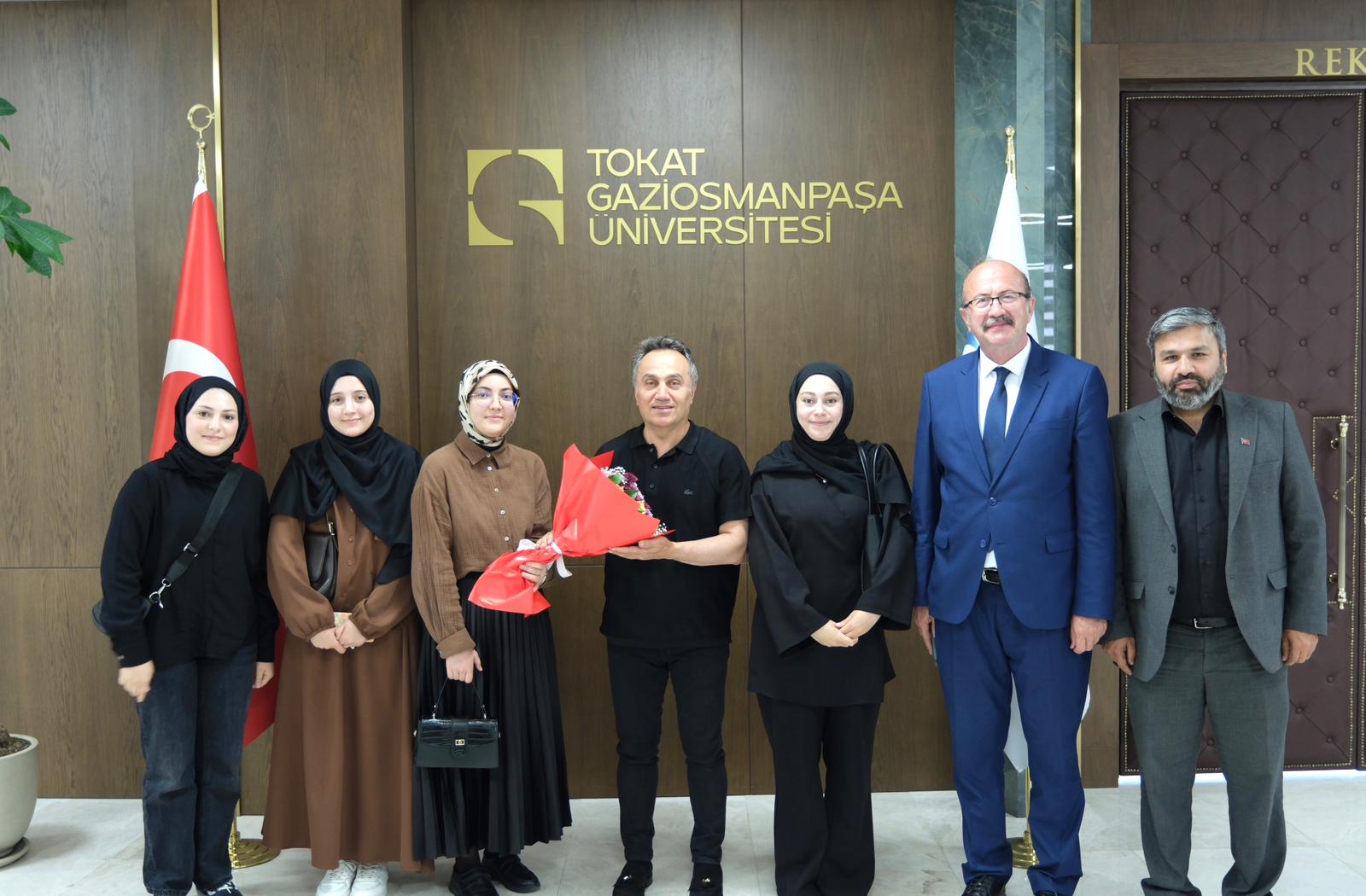 Rektörümüz Prof. Dr. Fatih Yılmaz, Başarılı Öğrencilerimizi Makamında Ağırladı
