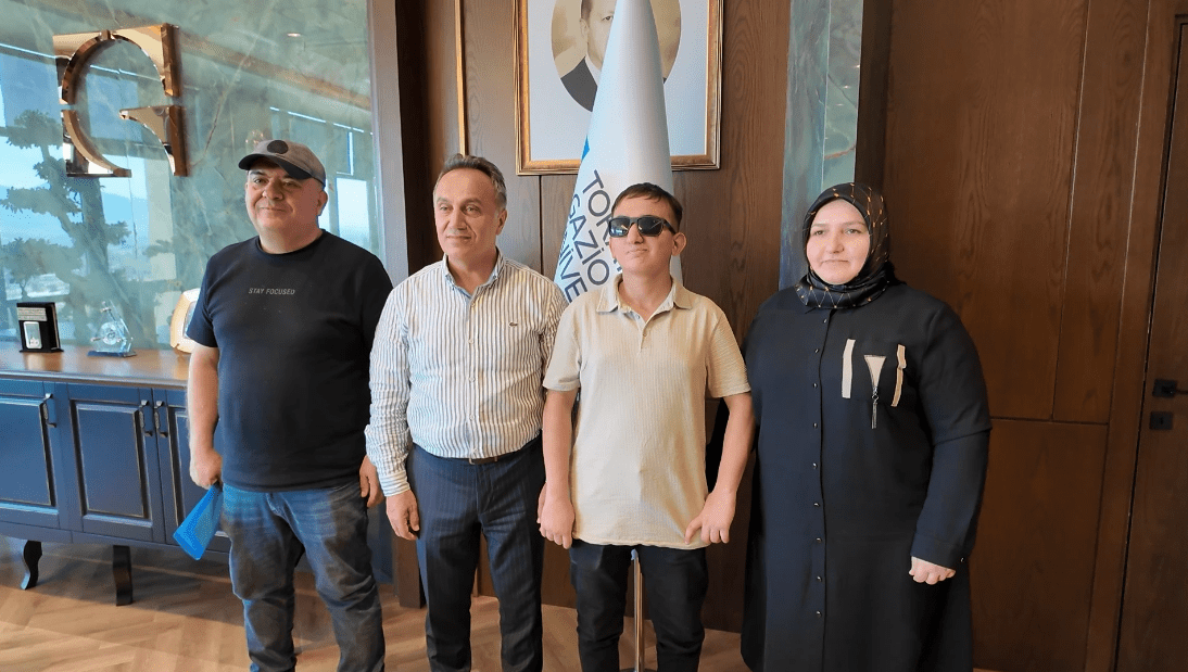 Özel Gereksinimli öğrencimiz Taha Gül, Rektör Yılmaz’ı Ziyaret Etti.