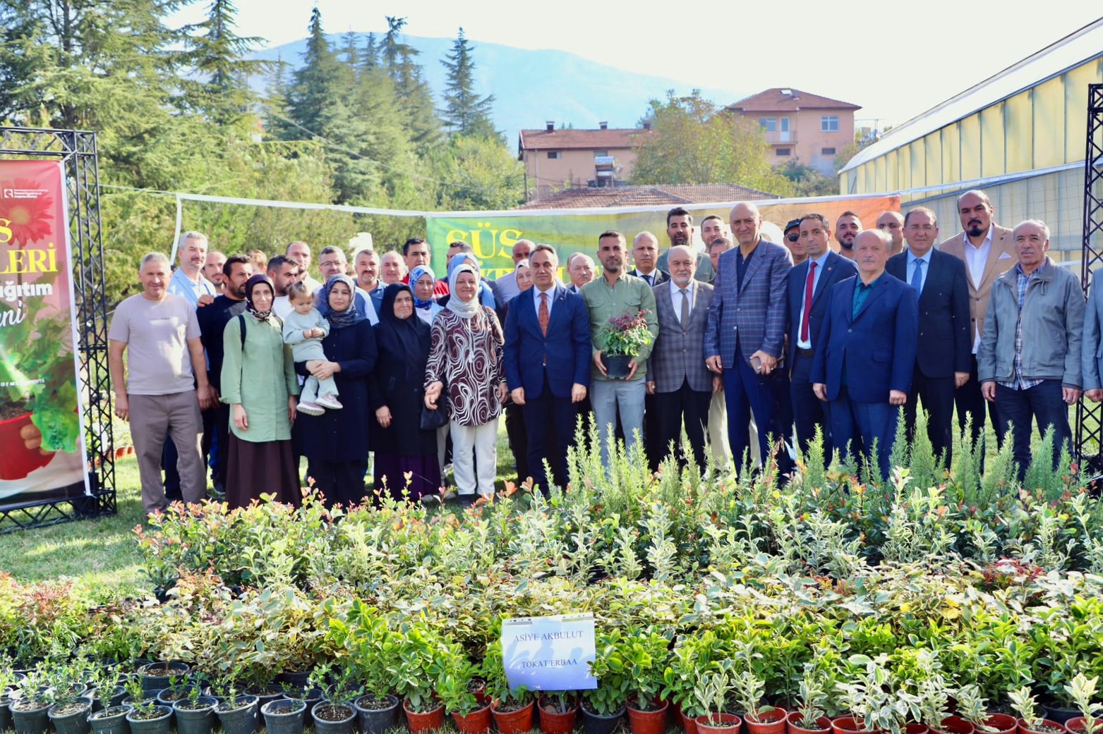 TOGÜ’den Tokat’ta Süs Bitkileri Yetiştiriciliğine Destek: Üreticilere 3 Bin 900 Fidan Dağıtıldı