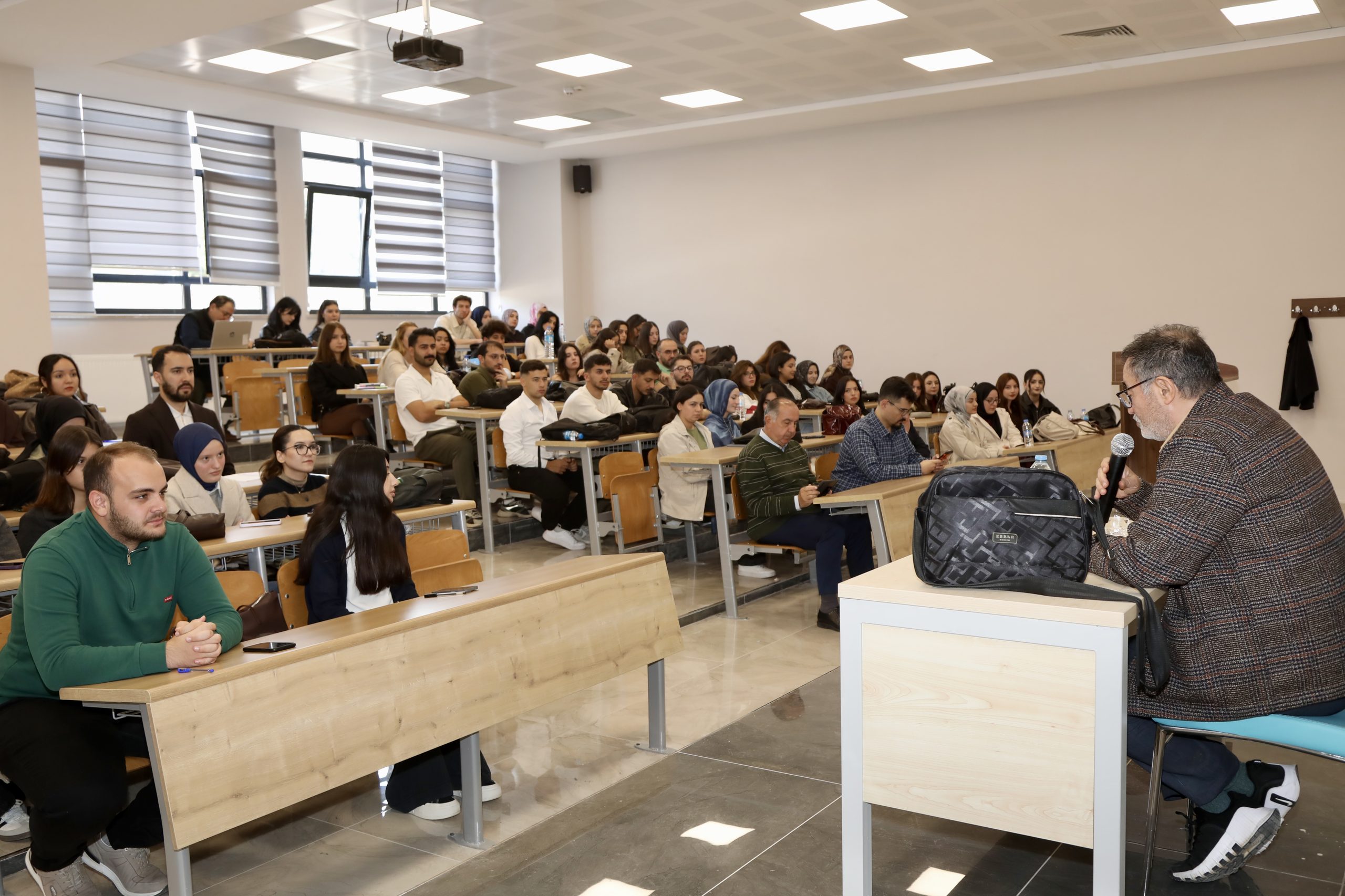 Üniversitemizden “Hukuk Davalarında Yapay Zeka” Söyleşisi